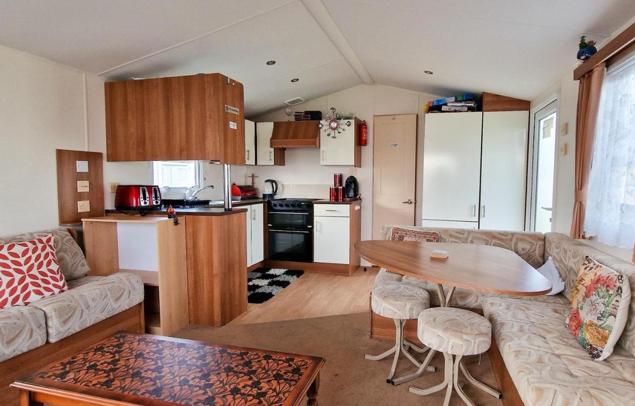 Great 8 Berth Caravan For Hire At St Osyth Beach In Essex Ref 28123Gc Clacton-on-Sea Esterno foto