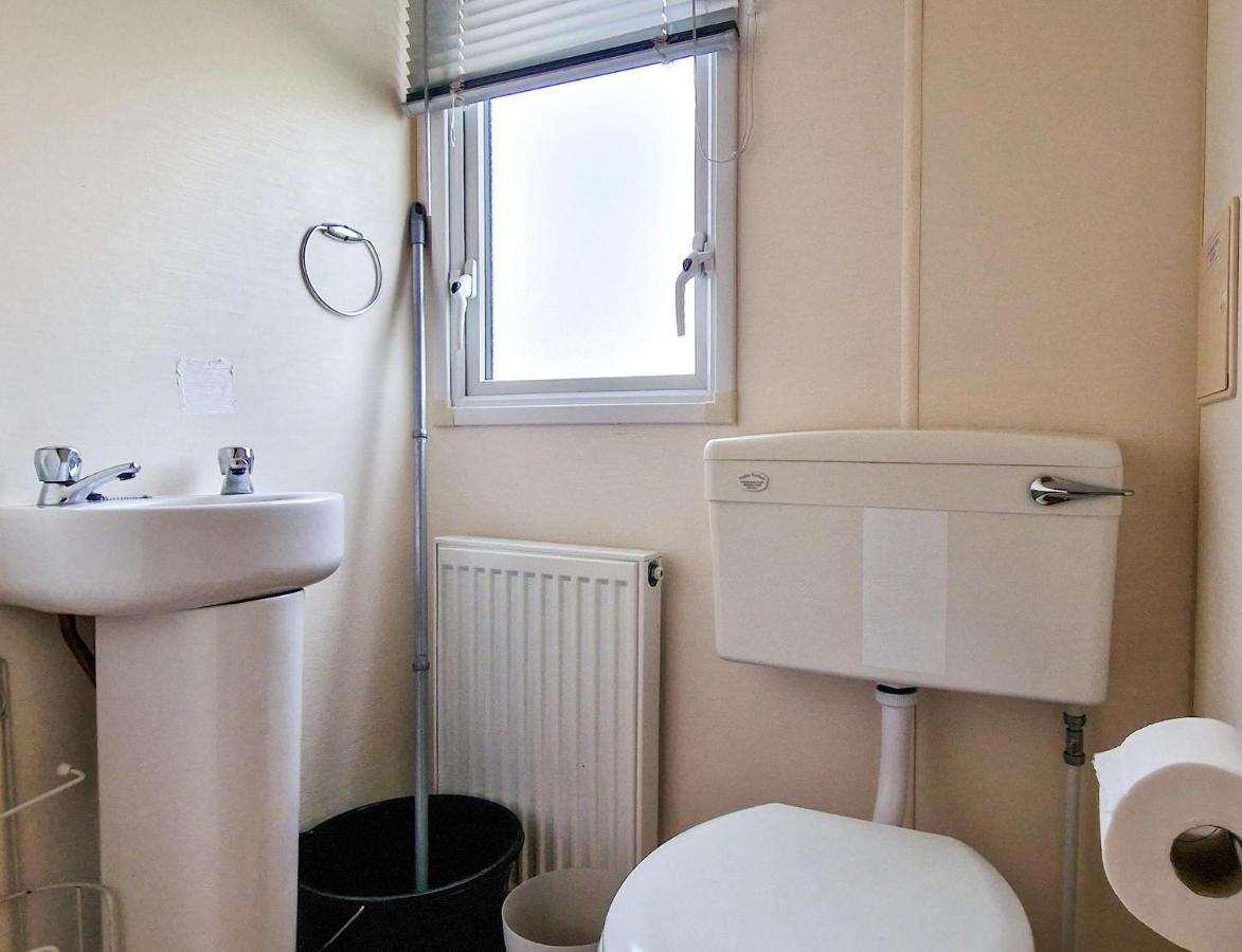 Great 8 Berth Caravan For Hire At St Osyth Beach In Essex Ref 28123Gc Clacton-on-Sea Esterno foto