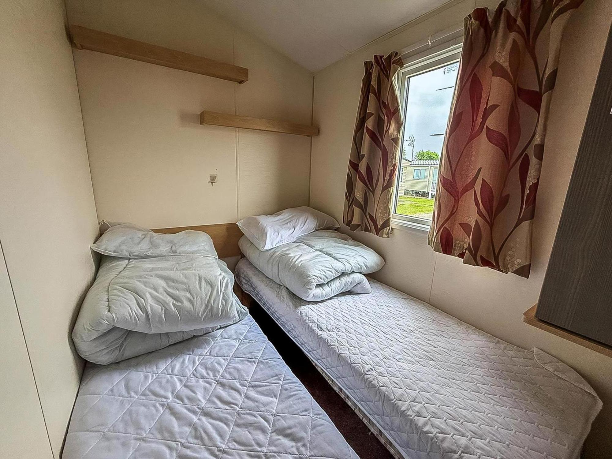 Great 8 Berth Caravan For Hire At St Osyth Beach In Essex Ref 28123Gc Clacton-on-Sea Esterno foto